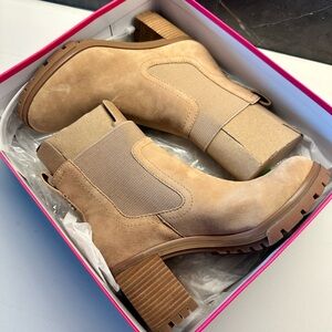 NWT Vince Camuto Denniel Tan Ankle Boots